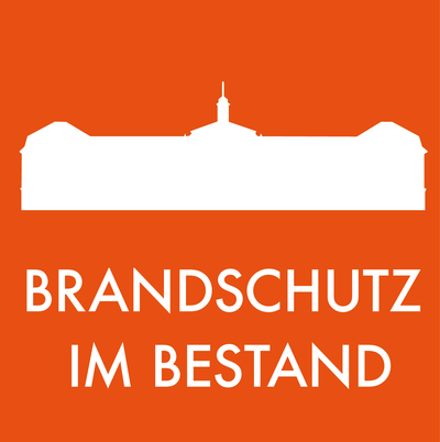Logo mit schlichten, weißen Gebäudekonturen auf oranger Hintergrund. Darunter steht der Text „BRANDSCHUTZ IM BESTAND“ in großen, weißen Buchstaben.