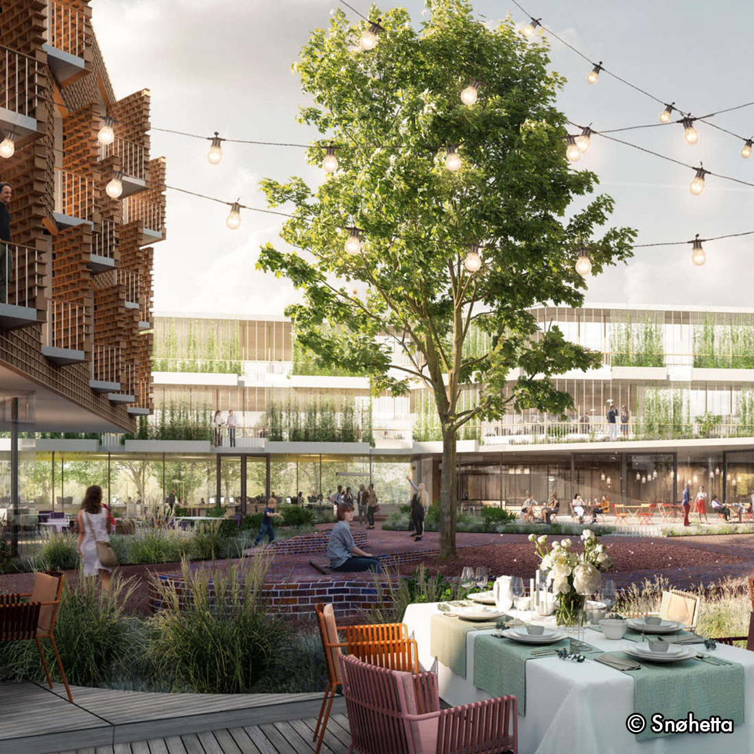 Eine moderne, einladende Außenanlage mit einem großen Baum in der Mitte, umgeben von festlicher Beleuchtung. Im Hintergrund sind Gebäude mit großen Fenstern und begrünten Balkonen zu sehen. Menschen sitzen, stehen und bewegen sich im Freien, während ein Esstisch auf der Vorderseite gedeckt ist.