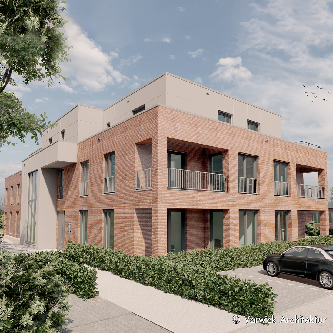 Moderne Wohngebäude aus Ziegel mit Balkonen und großen Fenstern, umgeben von Bäumen und Büschen. Im Vordergrund ist ein gepflasterter Gehweg und ein Parkplatz mit einem Auto sichtbar. Der Himmel ist klar mit einigen Wolken.
