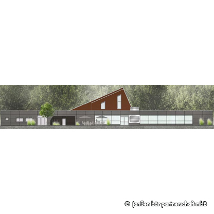 Eine moderne Gebäudefront zeigt eine Kombination aus Glas und Holz. Das Dach hat eine markante, schräge Form. Umgeben von Bäumen und einer grünen Landschaft wirkt das Gebäude einladend und harmonisch in die Natur integriert.