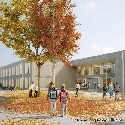 Zwei Kinder mit Rucksäcken gehen auf einen modernen Schulgebäudekomplex zu, umgeben von buntem Herbstlaub und einem großen Baum. Im Hintergrund sind weitere Schüler und Lehrer sichtbar, die sich im Außenbereich aufhalten.
