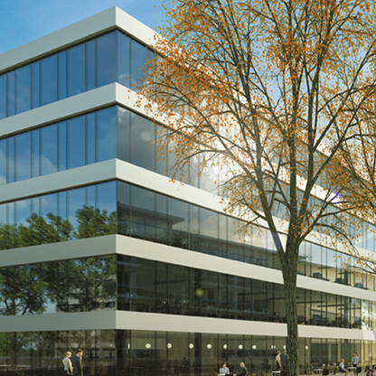 Moderne Bürogebäude mit großen Glasfenstern und drei Etagen. Vor dem Gebäude steht ein Baum mit orangefarbenen Blättern. Einige Personen sind auf der Terrasse und in der Nähe des Eingangs sichtbar. Der Himmel ist klar mit leichten Wolken.