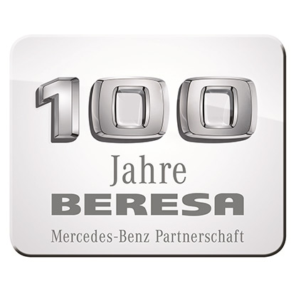 Logo mit dem Text "100 Jahre Beresa" und dem Zusatz "Mercedes-Benz Partnerschaft" in silberner Schrift auf hellem Hintergrund.