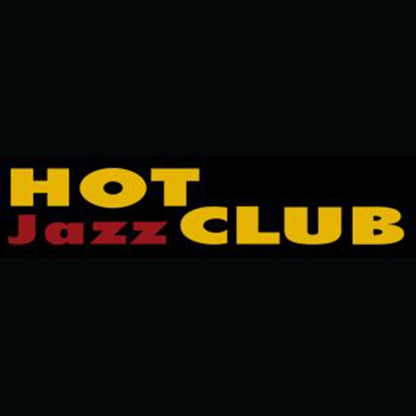 Logo eines Jazzclubs mit den Worten "HOT Jazz CLUB" in großen, auffälligen Buchstaben. Der Hintergrund ist schwarz, während die Schrift in verschiedenen Farben gehalten ist: "HOT" in gelb, "Jazz" in rot und "CLUB" in gelb.