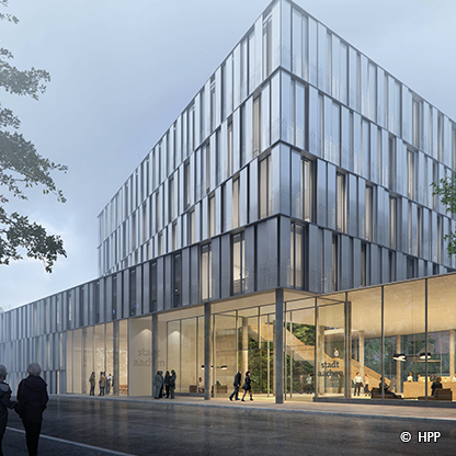 Moderne Architektur eines mehrstöckigen Gebäudes mit Glasfassade. Der Eingangsbereich ist gut sichtbar, und es sind mehrere Personen davor zu sehen. Der Himmel ist bewölkt, was eine gedämpfte Atmosphäre schafft.