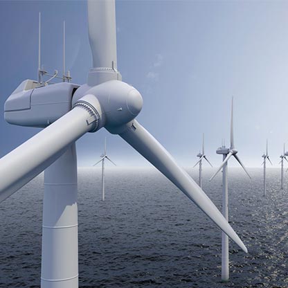 Eine Gruppe von Windkraftanlagen steht im Meer, mit einer großen Turbine im Vordergrund. Die Anlagen sind hellweiß und drehen sich im Wind, während der Himmel und das Wasser in sanften Blautönen gehalten sind.