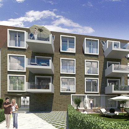 Moderne Wohnanlage mit mehreren Etagen und Balkonen. Im Vordergrund stehen zwei Personen. Eine Person auf einem Balkon hält einen Sonnenschirm. Der Gartenbereich ist gepflegt mit Liegen und Pflanzen. Der Himmel ist blau mit vereinzelten Wolken.