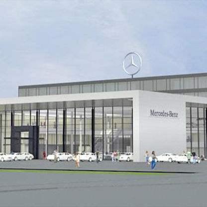 Vorderansicht eines modernen Mercedes-Benz-Hauptgebäudes mit großen Glasfenstern. Vor dem Gebäude stehen mehrere Automobile auf dem Parkplatz, und Menschen gehen umher. Ein erkennbares Mercedes-Benz-Logo prangt auf dem Dach.