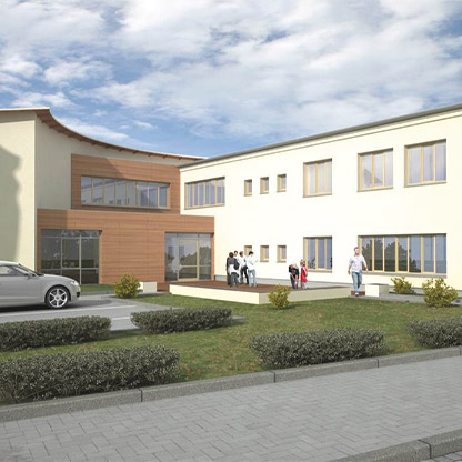 Entwurf eines modernen Gebäudes mit einer hellen Fassade und großen Fenstern. Vor dem Gebäude befinden sich gepflasterte Flächen und Grünflächen mit Büschen. Einige Personen stehen in Gruppen auf der Terrasse und unterhalten sich. Ein Auto steht in der Nähe.