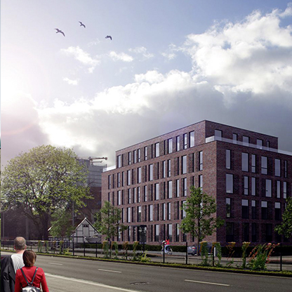 Eine moderne, mehrstöckige Backstein-Architektur ist im Hintergrund zu sehen, umgeben von Bäumen und einer Straße. Im Vordergrund stehen zwei Personen, die in Richtung des Gebäudes schauen. Der Himmel ist bewölkt, und einige Vögel fliegen darüber.