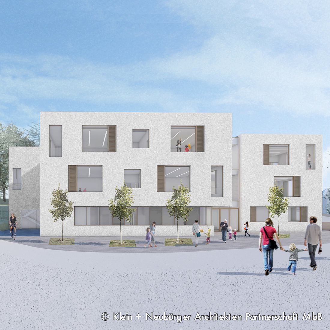 Sicht auf ein modernes, helles Gebäude mit mehreren Fenstern und einem klaren, geometrischen Design. Vor dem Gebäude sind Bäume und Menschen, die spazieren gehen, während Kinder spielen. Der Himmel ist klar und blau.