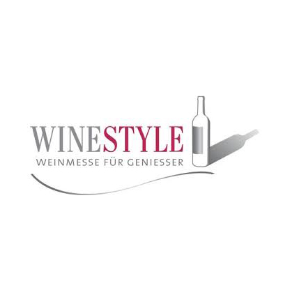 Logo von WineStyle, einer Weinmesse für Genießer. Der Schriftzug "WINE" ist in einem modernen Schriftstil, während "STYLE" größer und in rot hervorgehoben ist. Neben dem Text ist eine stilisierte Weinflasche abgebildet.