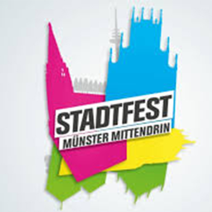 Das Bild zeigt das Logo für das Stadtfest Münster Mittendrin. Es besteht aus bunten geometrischen Formen in Pink, Blau, Gelb und Grün, die eine stilisierte Stadtsilhouette darstellen. Der Text „STADTFEST MÜNSTER MITTENDRIN“ ist prominent hervorgehoben.