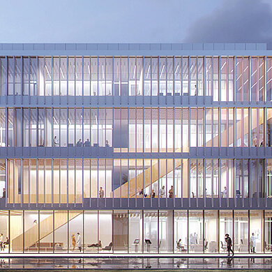 Ein modernes, mehrstöckiges Gebäude mit großen Glasfenstern. Im Inneren sind Treppen und mehrere Personen sichtbar, die sich in verschiedenen Bereichen aufhalten. Die Fassade ist mit horizontalen und vertikalen Streifen gestaltet, um Licht hereinzulassen.