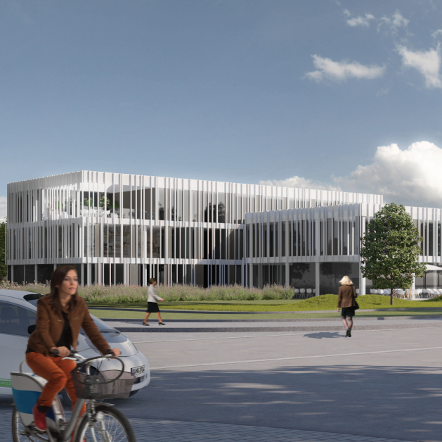 Eine moderne, dreistöckige Bürogebäude mit horizontalen Fensterläden. Vor dem Gebäude sind Gehwege, auf denen Fußgänger gehen. Fahrräder und Autos sind auf der Straße zu sehen, umgeben von Bäumen und einem hellen Himmel mit Wolken.