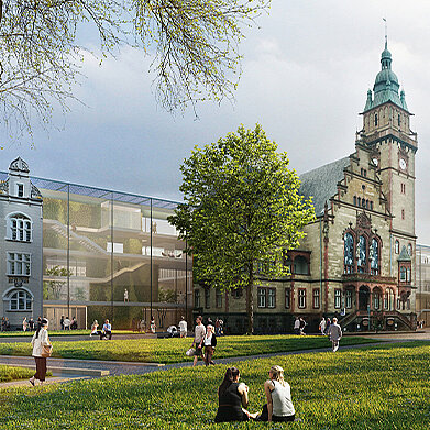 Eine moderne Architekturansicht zeigt ein historisches Gebäude mit Turm, umgeben von grünem Rasen und Bäumen. Im Vordergrund sitzen Menschen entspannt auf dem Rasen. Im Hintergrund ist ein gläsernes Bauwerk zu sehen, das sich harmonisch in die Umgebung einfügt.