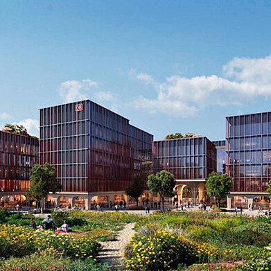 Moderne Bürogebäude mit großen Glasfronten und umliegenden Grünflächen. Im Vordergrund sind bunte Blumen und Menschen zu sehen, die sich im Freien aufhalten. Der Himmel ist blau mit wenigen Wolken.
