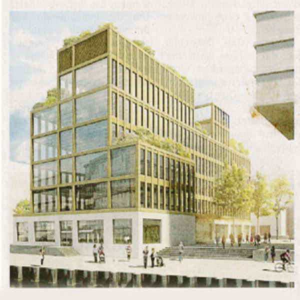 Moderne Bürogebäude mit großzügigen Fenstern und begrünten Dachterrassen. Menschen bewegen sich um das Gebäude herum, einige stehen auf einer Treppe. Der Bereich ist urban und hell gestaltet, mit vielen Pflanzen, die das Gebäude umgeben.
