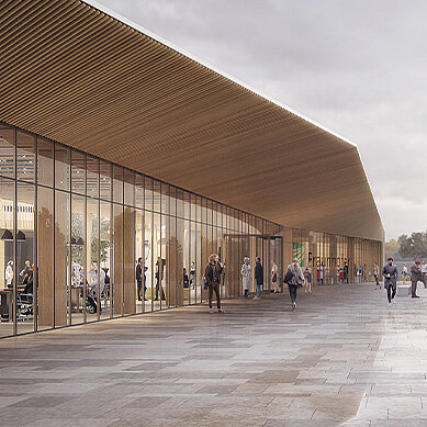 Moderne Architektur eines Gebäudes mit großen Glasfronten und einem Holzüberstand. Vor dem Gebäude sind mehrere Personen zu sehen, die sich auf einem gepflasterten Gehweg bewegen. Es herrscht eine ruhige Atmosphäre.