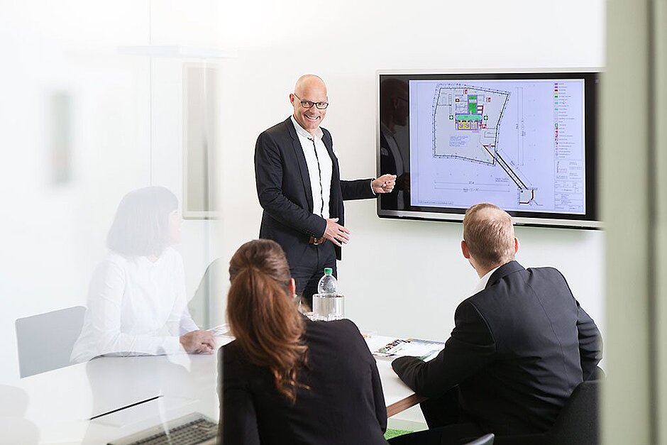 Beratungsgespräch im Büro von nees Ingenieure