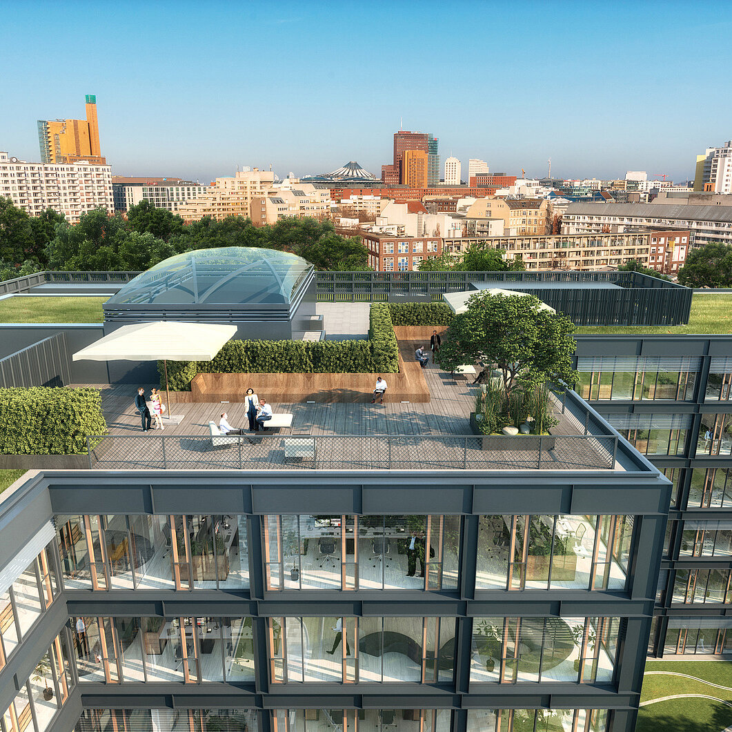 Modernes Bürogebäude mit einer Dachterrasse, auf der Personen entspannen. Umgeben von Pflanzen, blickt man über eine Stadtlandschaft mit verschiedenen Gebäuden im Hintergrund. Der Himmel ist klar und blau.