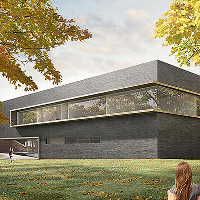 Ein modernes, zweigeschossiges Haus mit einer glatten grauen Fassade und großen Fenstern. Umgeben von einem grünen Rasen und Bäumen mit herbstlichen Blättern. Im Vordergrund sind zwei Personen zu sehen, die das Gebäude betrachten.