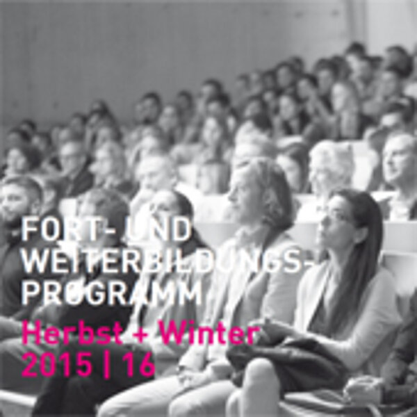 Ein Publikum in einem Vortrag oder Seminarraum, das auf eine Präsentation schaut. Der Text "Fort- und Weiterbildungsprogramm Herbst + Winter 2015 | 16" ist in pinken Buchstaben am unteren Rand zu sehen. Die Umgebung ist hell und modern gestaltet.