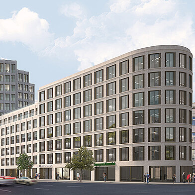 Moderne Gebäude mit einer geschwungenen Fassade und großen Fenstern, umgeben von Stadtstraßen und Bäumen. Einige Personen sind unterwegs, während Autos vorbeifahren. Die Architektur vermittelt einen zeitgemäßen, urbanen Eindruck.