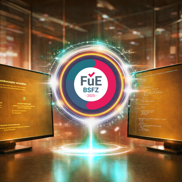 Zwei Computerbildschirme stehen in einer modernen Umgebung, mit einem leuchtenden Logo in der Mitte, das "FÜ BSFZ 2023" zeigt. Auf den Bildschirmen sind Text und Code zu sehen, die sich auf technische Themen oder Anleitungen beziehen.