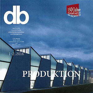 Cover einer Architekturzeitschrift. Der Titel "db" und das Wort "PRODUKTION" sind prominent platziert. Die Hintergrundfarbe ist blau und zeigt ein modernes Gebäude mit einer markanten Fassade und beleuchteten Fenstern. Ein rotes Banner kündigt "150 Jahre Standpunkte in der Architektur" an.
