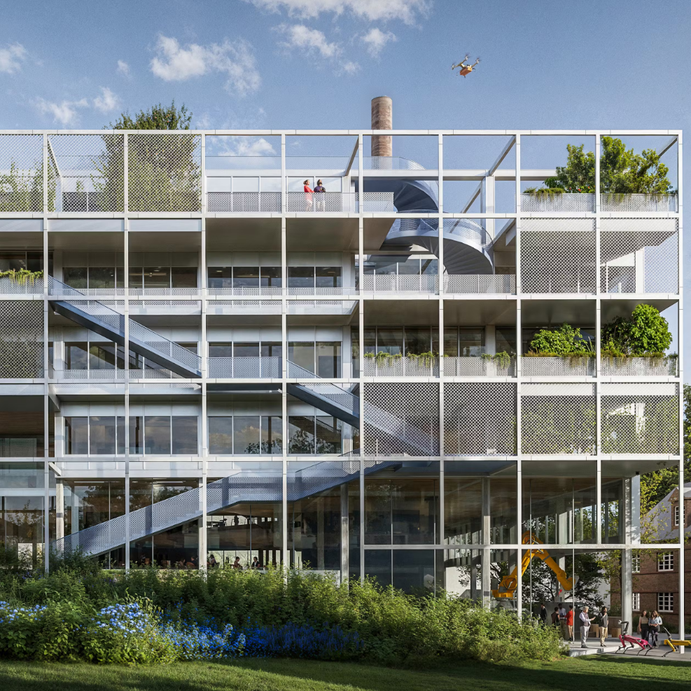 Ein modernes Gebäude mit einer transparenten Fassade, umgeben von Bäumen und Grünflächen. Auf den Balkonen befinden sich Pflanzen, und eine geschwungene Treppe führt nach oben. Im Hintergrund sind andere Bauwerke und ein blauer Himmel mit einigen Wolken zu sehen.