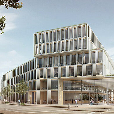 Moderne Bürogebäude mit einer aufwendigen Glaskonstruktion und terrassierten Etagen. Die Fassade ist mit einer Kombination aus Holz und großen Fenstern gestaltet. Um das Gebäude herum befinden sich Bäume und einige Fußgänger. Der Himmel ist leicht bewölkt.