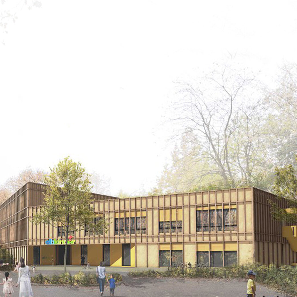 Ein modernes, mehrstöckiges Gebäude mit Holzfassade steht in einem parkähnlichen Gelände. Vor dem Gebäude sind Menschen, darunter Kinder, die spielen. Bäume umgeben das Gebäude und schaffen eine einladende Atmosphäre. Der Himmel ist hell und klar.