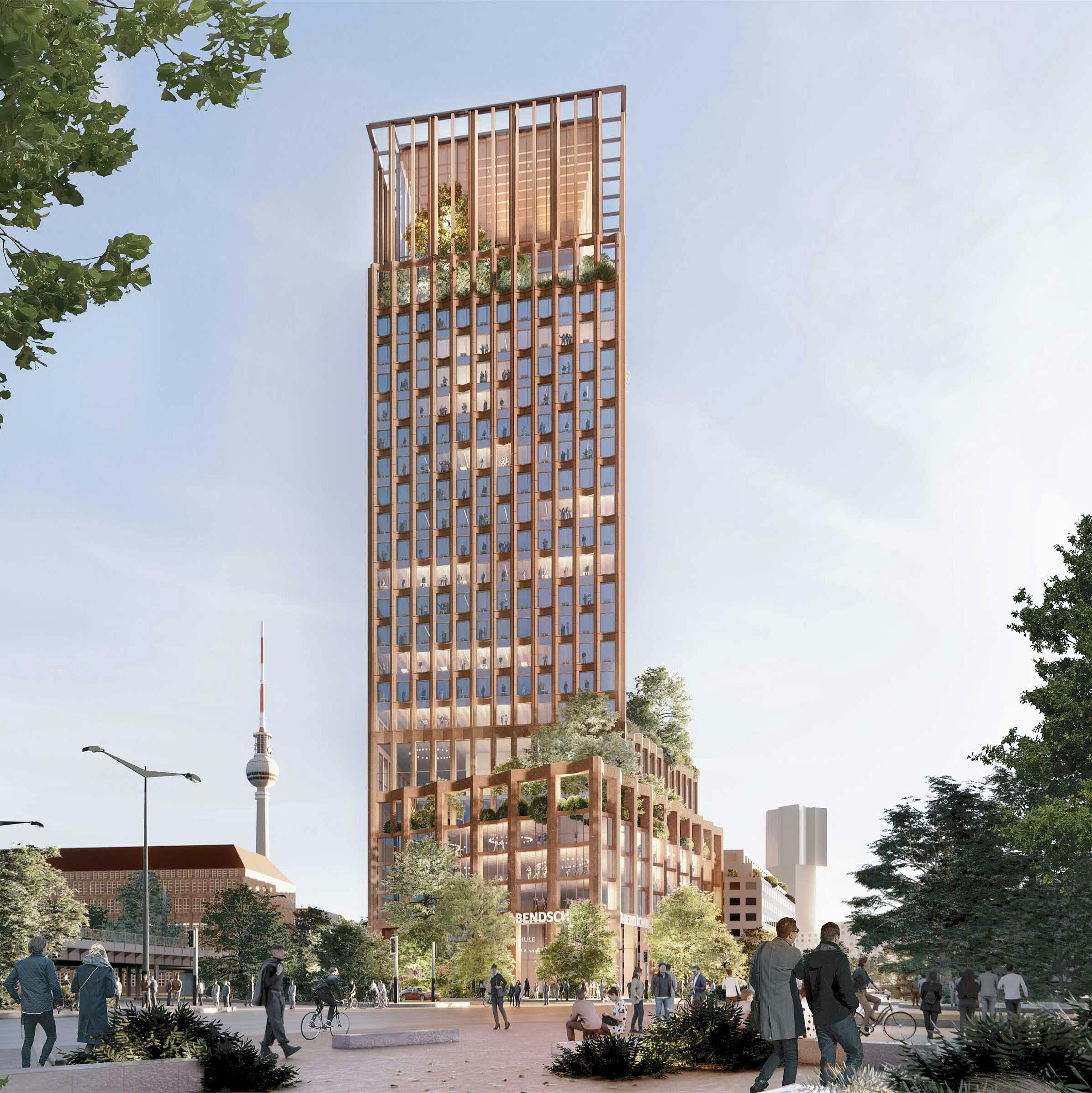 Moderne Architektur eines hohen Gebäudes mit einem begrünten Dach und strukturierten Fassaden. Umgeben von Bäumen und Menschen, die aktiv die Umgebung nutzen. Im Hintergrund ist der charakteristische Fernsehturm zu sehen, unter einem klaren, blauen Himmel.