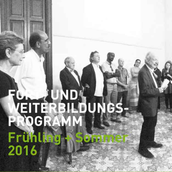 Gruppendbild von mehreren Personen, die in einem Raum stehen. Im Vordergrund spricht ein älterer Mann mit Mikrofon. Die anderen hören aufmerksam zu, während im oberen Bildbereich der Titel "Forum und Weiterbildungsprogramm" und die Jahreszeiten "Frühling + Sommer 2016" zu sehen sind.