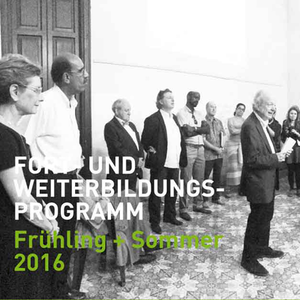 Gruppendbild von mehreren Personen, die in einem Raum stehen. Im Vordergrund spricht ein älterer Mann mit Mikrofon. Die anderen hören aufmerksam zu, während im oberen Bildbereich der Titel "Forum und Weiterbildungsprogramm" und die Jahreszeiten "Frühling + Sommer 2016" zu sehen sind.